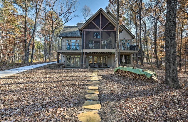 Lake Keowee Cottage w/ Deck & Private Dock!