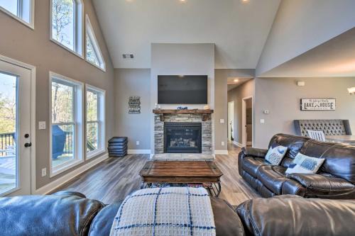 Lake Keowee Getaway Boat Dock, Deck, Grill!