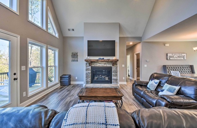 Lake Keowee Getaway: Boat Dock, Deck, Grill!