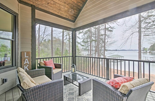 Seneca Home mit Veranda und eigenem Dock am Lake Keowee!