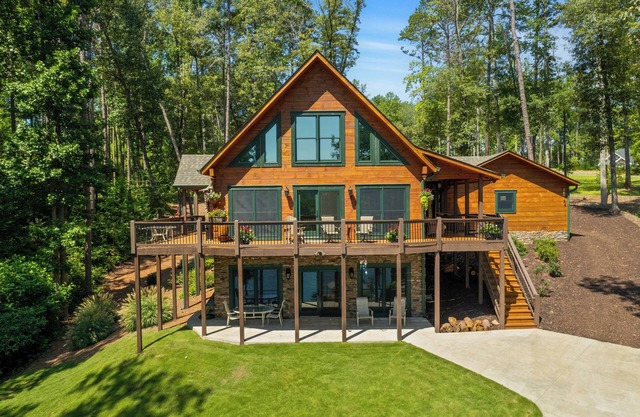 Lake Keowee l Waterfront Log home with dock and only 20 min to Clemson