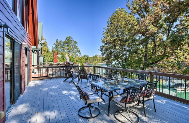 Lake Keowee Retreat: 4BR with Hot Tub & Dock!