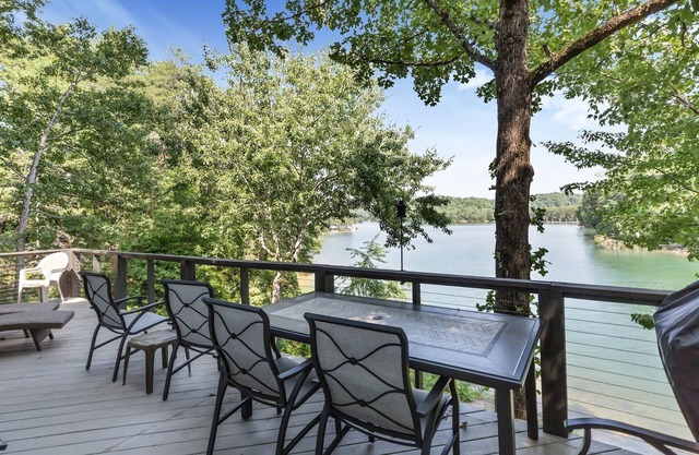 Lake Keowee retreat for 10 with private dock!