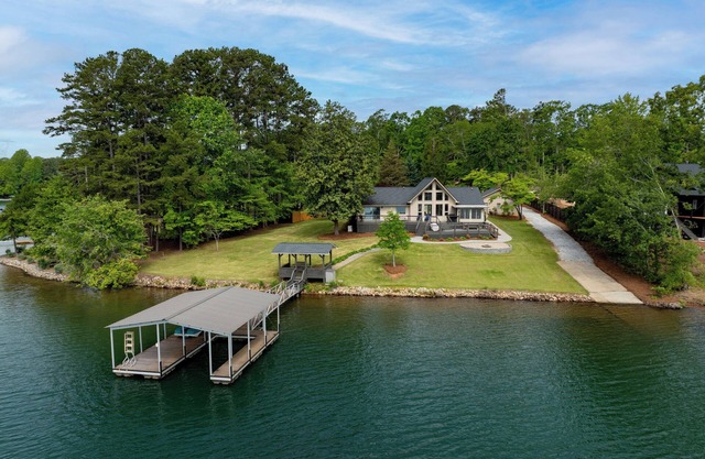 Lake Keowee Retreat w/Private Dock and Boat Ramp