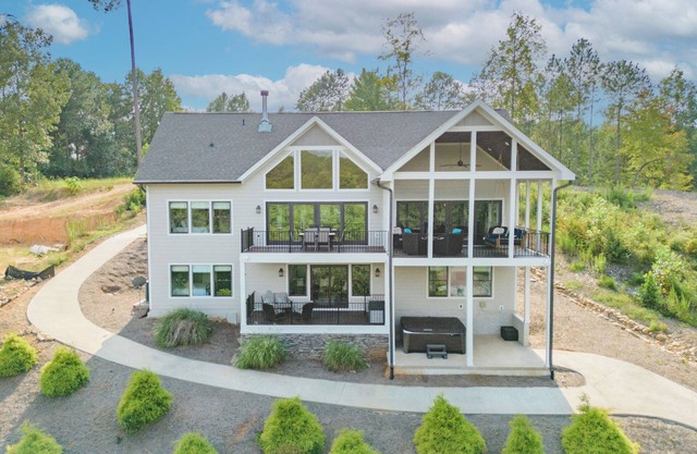 Lake Keowee waterfront Escape!