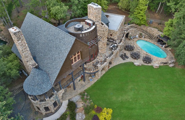 LAKE LANIER CASTLE..YOUR OWN PRIVATE RESORT. BOATS, JETSKIS. PICKLEBALL, POOL