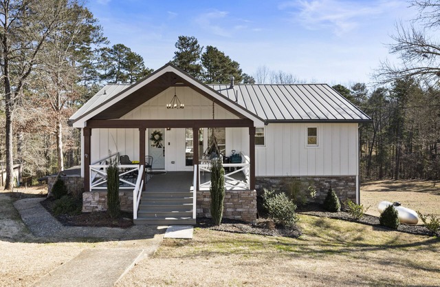 Lake Lanier Cottage mit Deep Water Double Dock-Monatsmieten