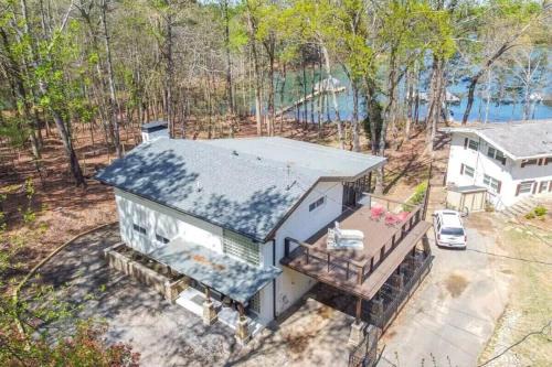 Lake Lanier, Lakefront, Boating, Hot Tube, Games, Luxury, Family, Friends, Hiking, Fishing and Birdwatching