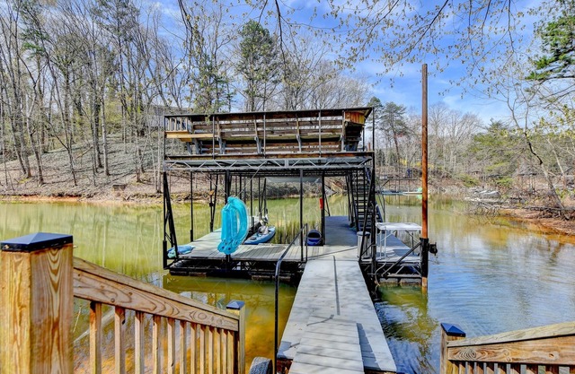 lake lanier lakefront with private dock, king bed, pet friendly