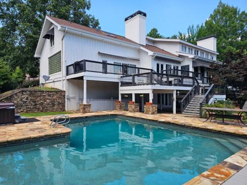 Lake Lanier Lakefront, 7B 6BA 11 beds, private pool, dock, and sand volleyball court 9200 sqft