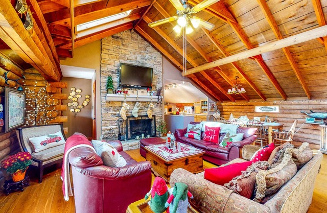 Lake Lanier Log House with Water Views & Screened Porch