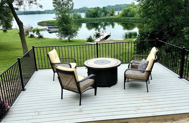 Lake Life- Easy & Comfortable in this Cozy 2-bedroom RV with WiFi & AC