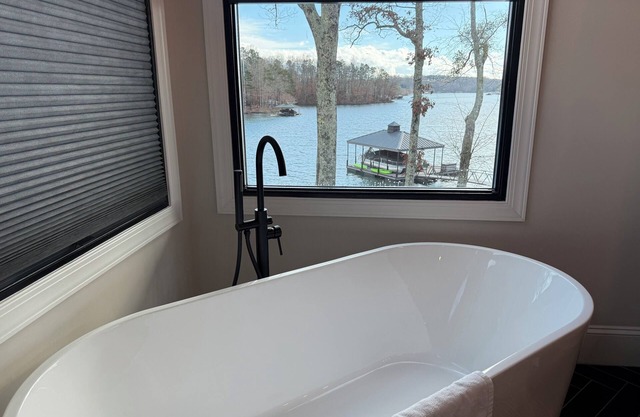 Lake Life Paradise- Luxury Waterfront Home Minutes from Clemson