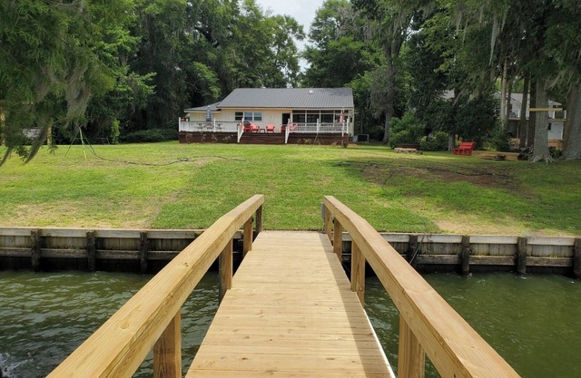 Lake life paradise! Spacious 5 bedroom lakefront with new covered dock