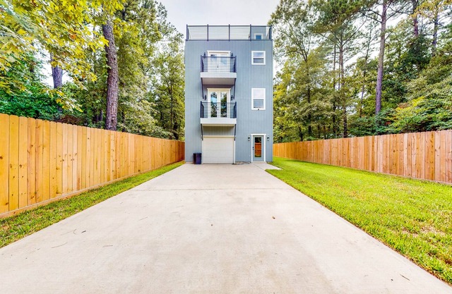 Lake Livingston Home with Rooftop Patio & Grill, Game Room & EV Charger