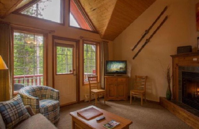 Lake Louise Suite | Mountain Views & Fireplace