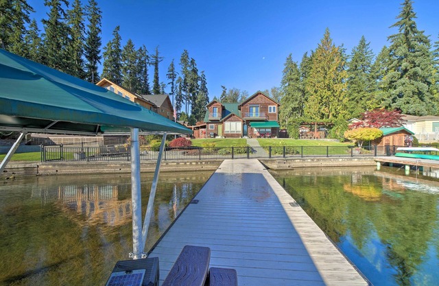Lake Lovers Oasis: Hot Tub & Mt Rainier View!