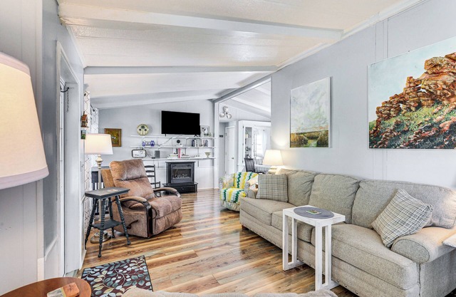 Lake Marion Home: Kayaks, Dock, Waterfront Fun!