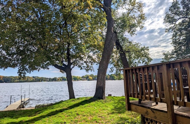 Lake Martha Cottage: beachside, peaceful & homey