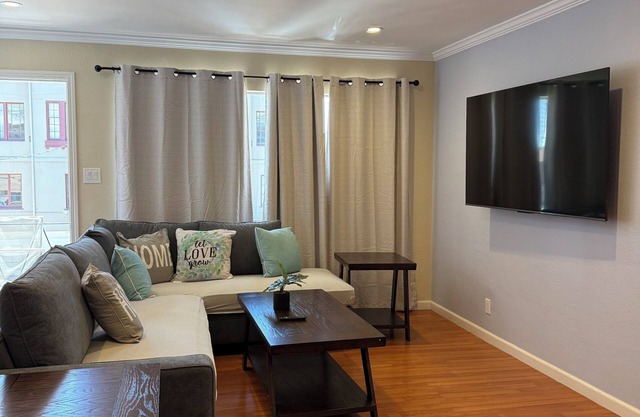Lake Merritt Large 2-bedroom/2-bathrooms condo in charming Oakland with WiFi