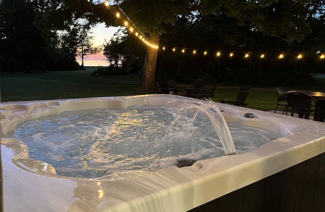 Lake MI views: King Bed: Mins. to St. Joe: Hot tub