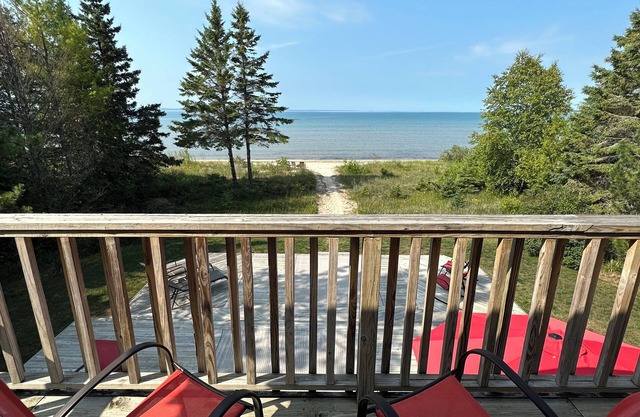 Rainbow's End in Mackinac, einem Haus am Seeufer mit Sandy Beach