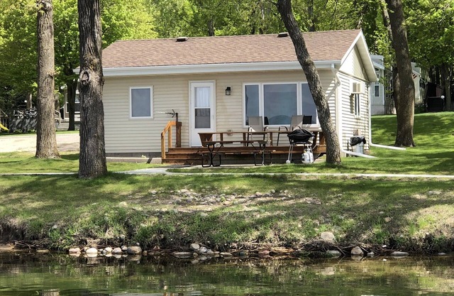 Lake Miltona, MN Weekly Rental Cabin befindet sich direkt am Strand.