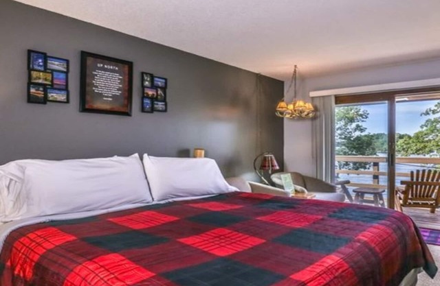 Lake Minocqua 2nd floor studio with boat slip/on snowmobile trail