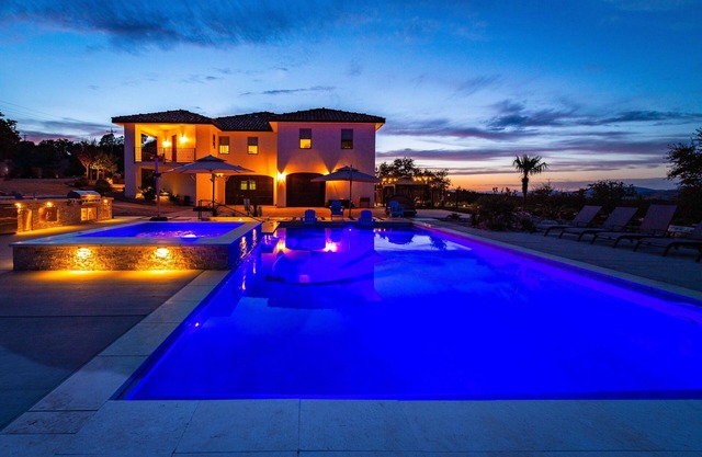 Lake Naci Estate w/Pool, swim up bar, 2nd hot tub, sleeps 18!