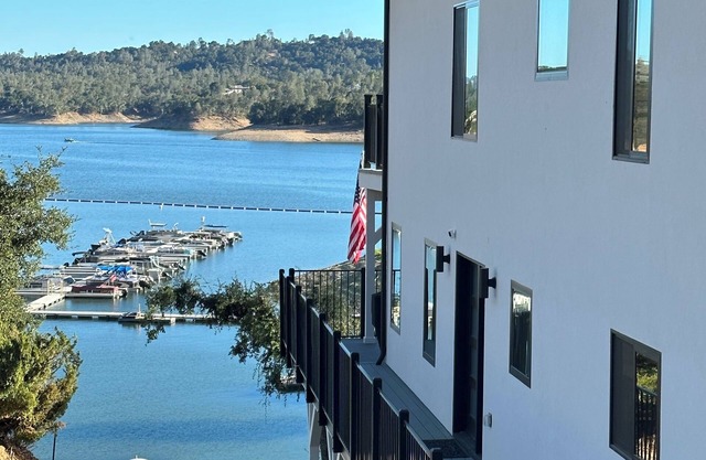 LAKE NACIMENTO LAKEFRONT Luxury Retreat “Buckim's Cove”-Oak Shores-Private Dock