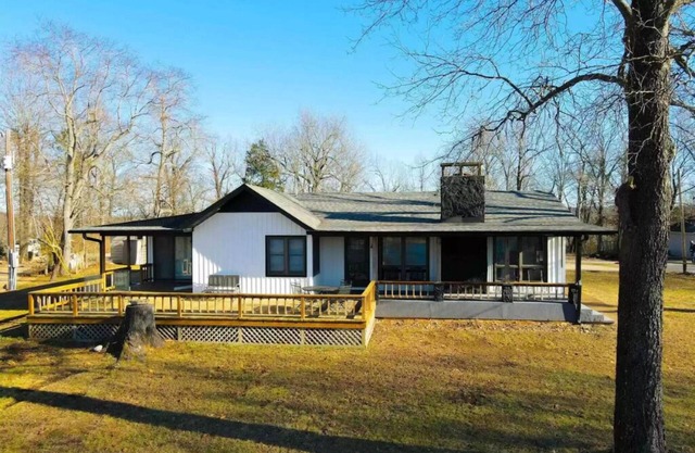 Lake Norfork view and easy access from this remodeled oasis that sleeps 14!