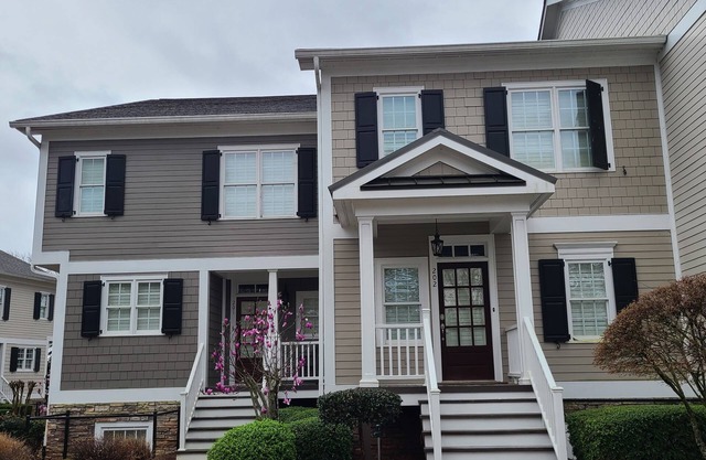 Lake Oconee condo - Lakefront, sleeps 12! Shared sandy beach and swimming area