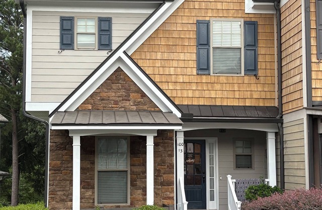 Lake Oconee waterfront Townhome in great location! Perfect for large families.