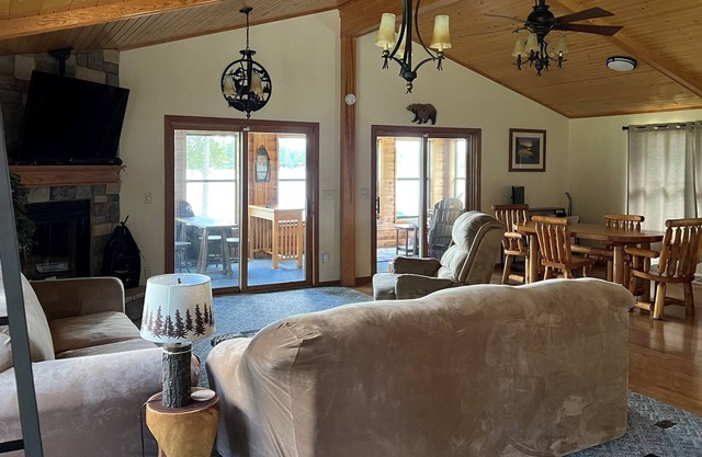 Lake of the Falls House. Boat launch. Pets Allowed. Cleaning fee Included.