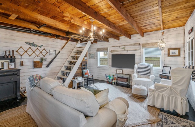 Lake Ontario: 3 bedrooms, 1.5 baths, water view, fishing, fire pit, pet-friendly