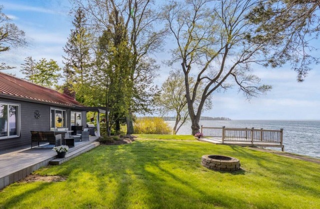 Lake Ontario Beauty! Sleeps 4!
