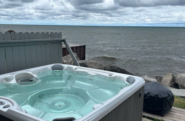Lake Ontario Waterfront Haus mit Whirlpool!