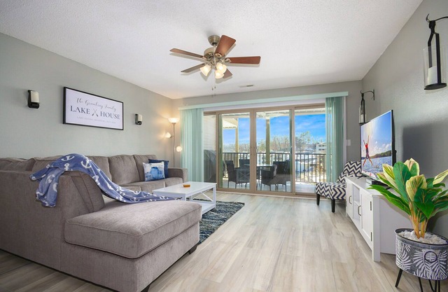 Lake Ozark Condo w/ Lake View + Boat Rental Option