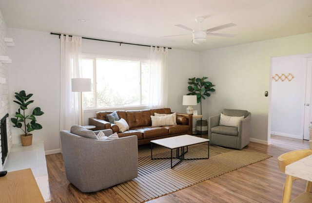 Lake Park Landing: 4 BR, 2 BA in Atascadero, Sleeps 9
