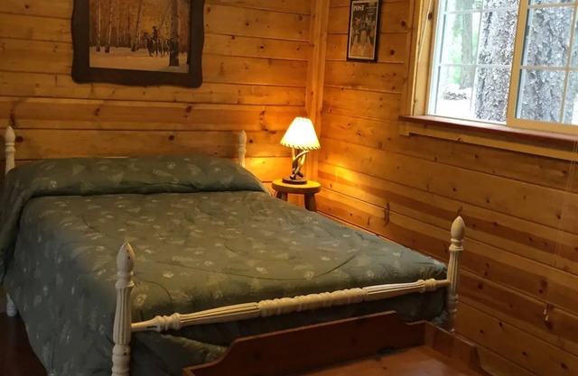 Lake Pillsbury/ Hull. Mt.Cabin Studio w/bath&deck