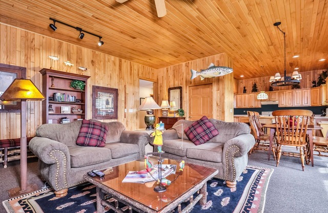 Lake resort villa with water views, screened porch & marina - dog-friendly