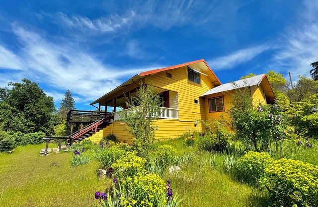 Lake Retreat: Stunning Views, Private Park-Like Paradise!