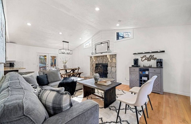 Lake retreat w/hottub | movie room | fire-pit