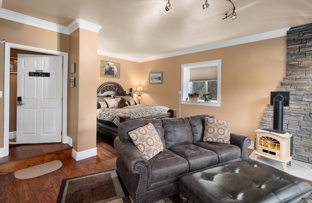 Lake Roosevelt Suites - The Bear Den
