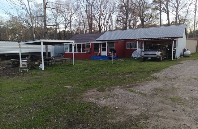 Paw Paw's Cabins # 2 @ Monterrey Park und Bootsanlegestelle