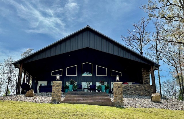 Lovely 3-bedroom Lake House just a short drive from Oaklawn Racing and Casino