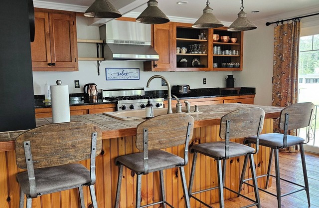 LAKE ACCESS 4-Season home, 4-bdrm 2-bath, super clean, bright & cozy