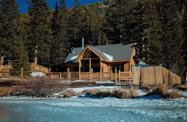 Lake side Cabin with Hot tub and views of St. Mary’s Glacier