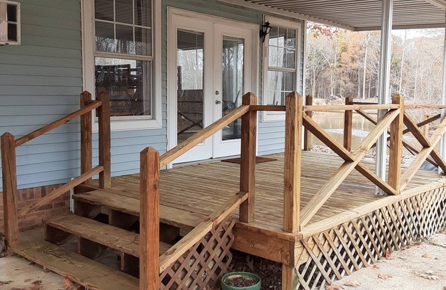 Lake side cabin with spacious den