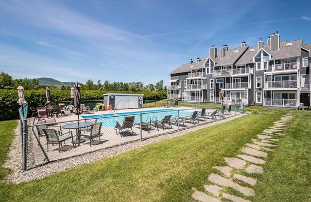 Lake Side Condo Magog With Pool